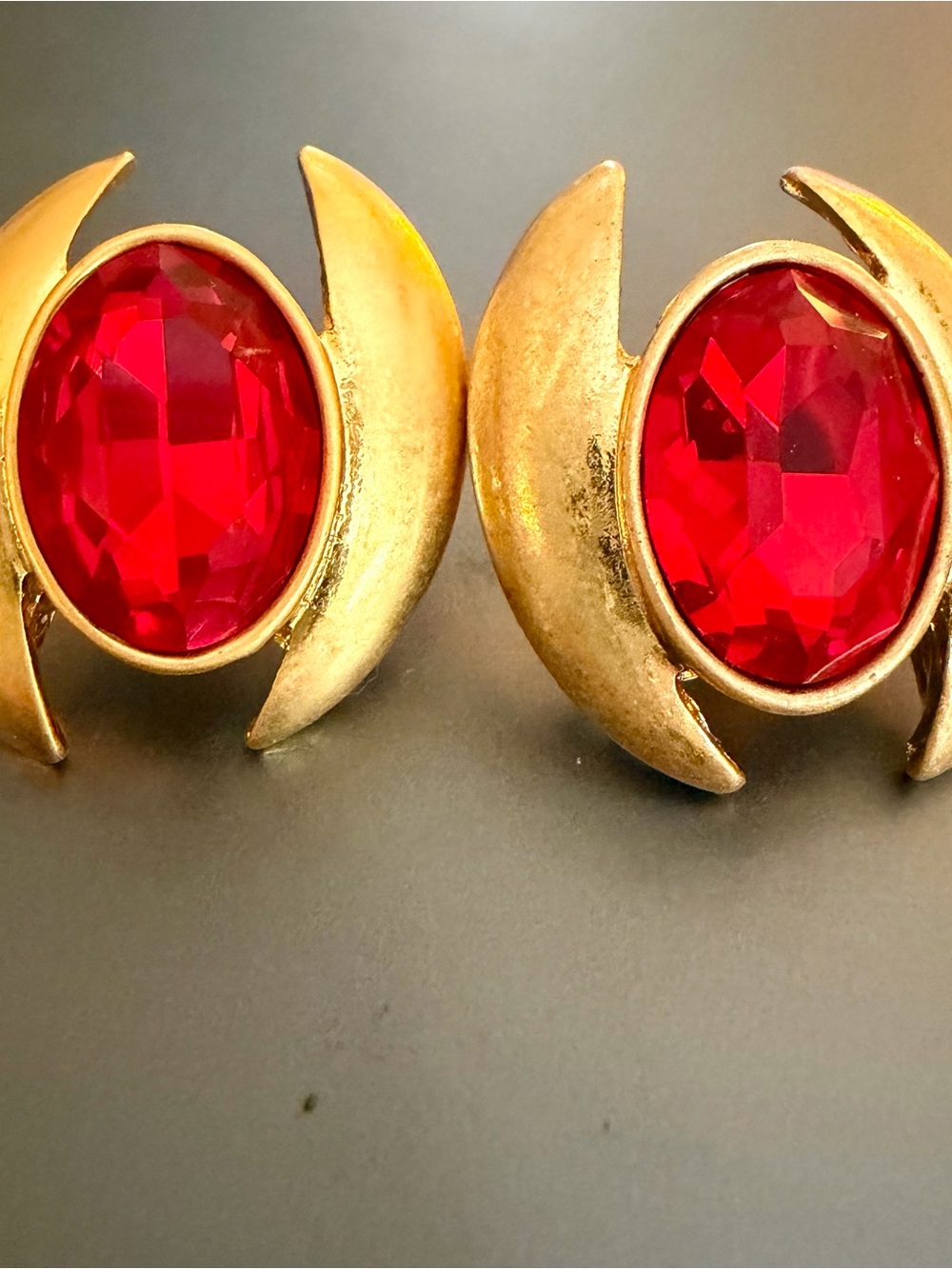 Oscar de la Renta❤️SOLD❤️Ruby Red Gold-Tone Earrings Faceted Crystal Stones - Picture 10 of 11